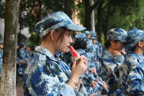 军训视频带你吃瓜,揭秘“吃瓜群众”的欢乐时光