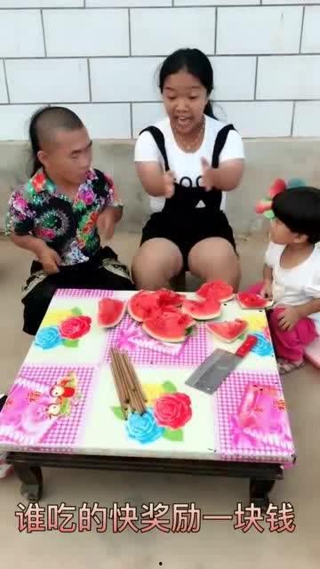 婆媳吃瓜搞笑视频,吃瓜群众笑翻天！
