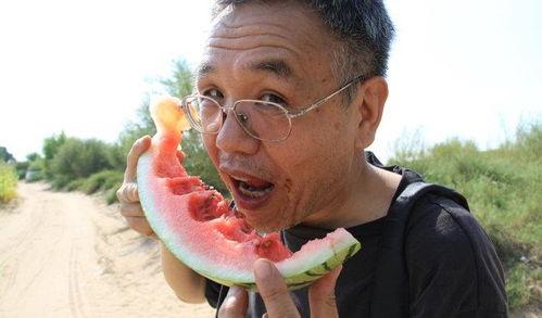 吃瓜动作的视频,揭秘吃瓜动作的趣味瞬间