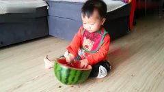 亲子吃瓜真实视频下载,温馨家庭欢乐时光